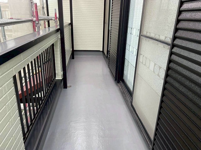 明石市　ベランダの防水塗料を塗り終えた様子